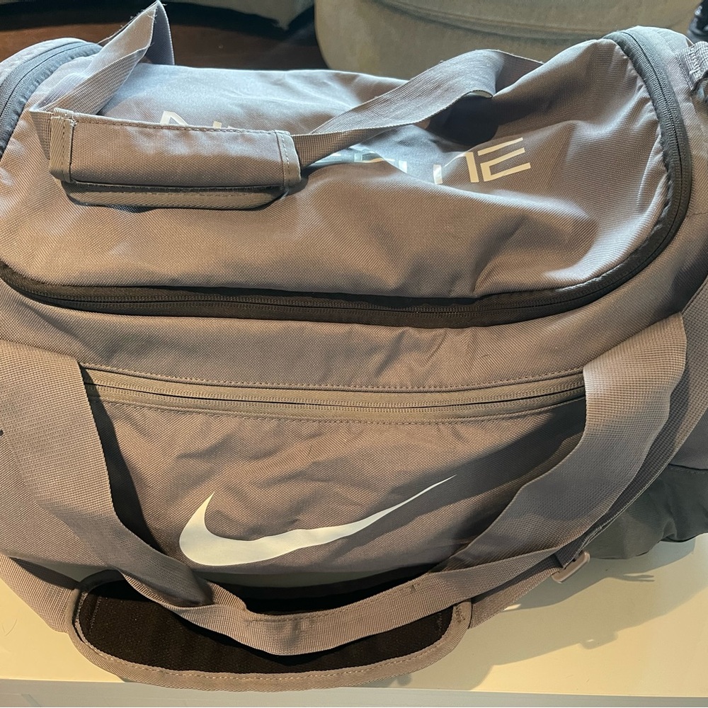 Nike elite duffle bag